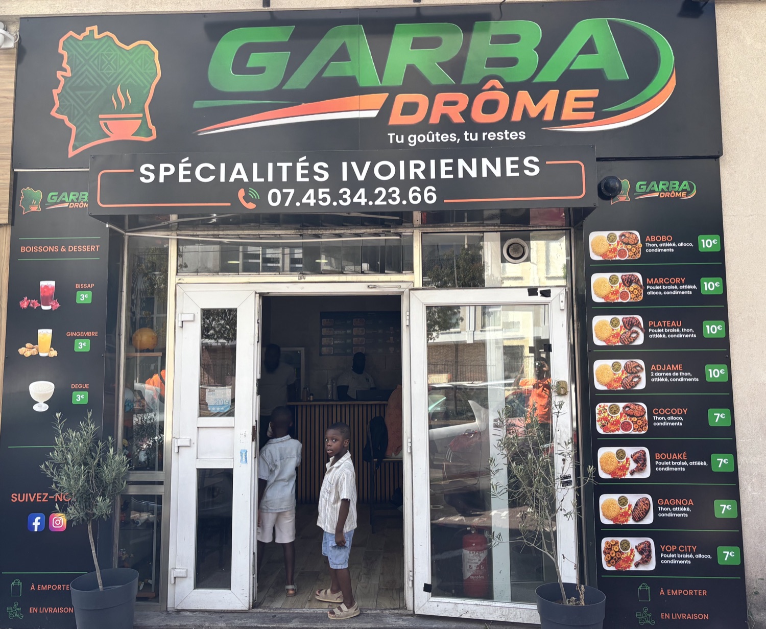 La devanture du Garbadrome à Gagny : enseigne verte et orange, carte des plats en vitrine et entrée du restaurant
